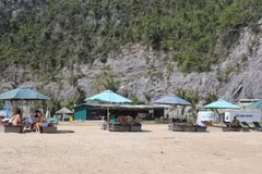 Des touristes étrangers à la plage de Tùng Thu, district de Cat Ba. Photo: VNA