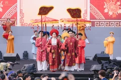La parade de “Việt phục” rassemble près de 800 participants, ofrant au public une reconstitution vivante, riche en couleurs et profondément imprégnée de l’identité culturelle des noces vietnamiennes d’autrefois. Photo: VNA
