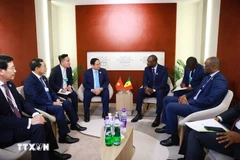 Le Premier ministre Pham Minh Chinh (gauche) rencontre le Premier ministre sénégalais Ousmane Sonko. Photo : VNA
