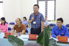 Le directeur du lycée-internat pour minorités ethniques de Diên Biên, Vu Trung Hoan, s'exprime à la séance de travail. Photo: VNA