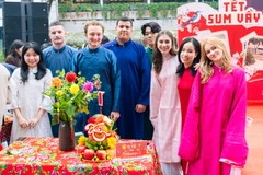 Des étudiants internationaux de l'Université du commerce extérieur participent à un concours de disposition symbolique du plateau des cinq fruits. Photo : Vietnam+