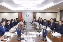 Entretien entre le président de l'AN du Vietnam, Tran Thanh Man, et le président de la Chambre des représentants de Malaisie, Tan Sri Dato’ Johari bin Abdul. Photo: VNA