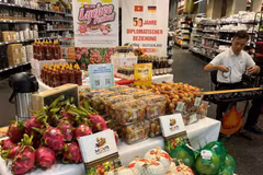 Le 17 juin 2025, le Bureau commercial du Vietnam en Allemagne, en collaboration avec le groupe de distribution Selgros et la province de Bac Giang, organise la "Journée des produits vietnamiens" à Berlin. Photo : moit.gov.vn