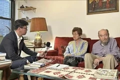 Mme Cora et Peter Weiss accordent une interview à la presse vietnamienne, en janvier 2023. Photo : VNA