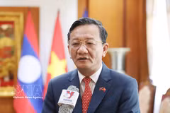 L'ambassadeur du Vietnam au Laos, Nguyen Minh Tam, souligne l'ampleur des contributions de Xaysomphone Phomvihane. Photo: VNA