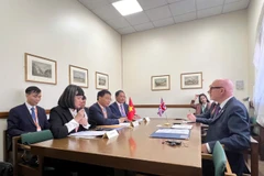 Séance de travail entre le ministre des Finances, Nguyên Van Thang, et Matt Western, envoyé spécial du Premier ministre britannique pour le commerce. Photo: VNA