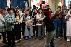 Des jeunes indiens, indonésien et russes découvrent des jeux populaires vietnamiens. Photo : VNA 