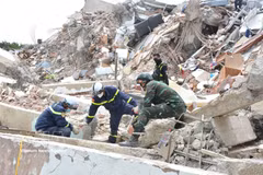 L’équipe de secours et de sauvetage du Vietnam poursuit ses opérations de recherche et de sauvetage à Playa Grande. Photo: VNA