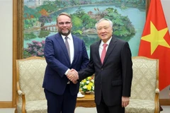 Le vice-Premier ministre permanent du gouvernement vietnamien, Nguyen Hoa Binh (droite) reçoit le ministre de la Recherche, des Arts et de la Culture de Hesse, Timon Gremmels. Photo: VNA
