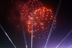 Feu d'artifice artistique lors de la soirée d'ouverture. Photo : Trinh Bang Nhiem - VNA