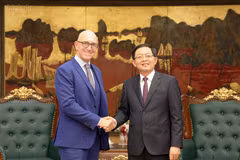 Le vice-Premier ministre Ho Quoc Dung (droite) reçoit le président et directeur des opérations de Thermo Fisher Scientific, Gianluca Pettiti. Photo: chinhphu.vn.png
