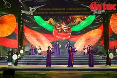 Un numéro artistique d'ouverture de la Semaine de la grande union nationale et du patrimoine culturel du Vietname en 2024. Photo : VNA