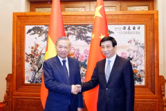 Le secrétaire général du Parti communiste du Vietnam et président vietnamien, To Lam (gauche), et Wang Huning, président du Comité national de la Conférence consultative politique du peuple chinois. Photo: VNA