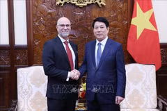 Le président Luong Cuong (droite) et l'ambassadeur du Canada, Shawn Perry Stei. Photo: VNA