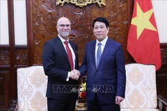 Le président Luong Cuong (droite) et l'ambassadeur du Canada, Shawn Perry Stei. Photo: VNA