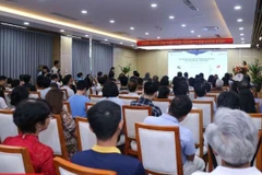Colloque sur la promotion de la coopération commerciale et de l’investissement sur les marchés des Émirats arabes unis et du Moyen-Orient. Photo : Tapchicongsan 