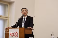 L'ambassadeur du Vietnam en République tchèque, Duong Hoai Nam, s'exprime à l'événement. Photo: VNA