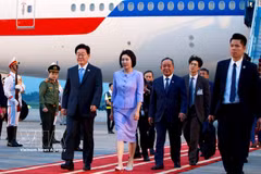 Le président sud-coréen Lee Jae Myung et son épouse arrivent à Hanoï, entamant une visite d’État au Vietnam. Photo: VNA