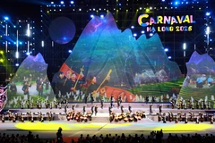 Un spectale culturel lors de la cérémonie d'ouverture du Carnaval d'Ha Long. Photo : VNA