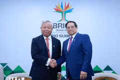 Le Premier ministre Pham Minh Chinh (droite) rencontre le président de la BAII, Jin Liqun. Photo: VNA