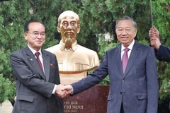 Le secrétaire général Tô Lâm (droite) et Cho Yong Won, membre permanent du Bureau politique, secrétaire du Comité central du Parti et chef du Département d'organisation et d'orientation du Parti du Travail de Corée, à la cérémonie d'inauguration de la statue du Président Ho Chi Minh. Photo: VNA