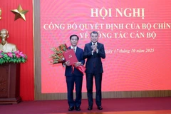 Le secrétaire du Comité central du Parti et chef de la Commission centrale de l'organisation du Parti, Le Minh Hung (droit), remet la décision du Bureau politique portant sur la mutation, l’affectation et la désignation de Nguyen Van Phuong au poste de secrétaire du Comité du Parti de la province de Quang Tri pour le mandat 2025-2030. Photo: VNA