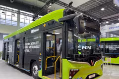 Le modèle de bus électriques de Vinfast, EB12, est présenté à l'exposition. Photo: VNA
