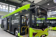 Le modèle de bus électriques de Vinfast, EB12, est présenté à l'exposition. Photo: VNA