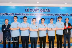 La délégation nationale vietnamienne, composée de six étudiants participant aux OIM 2026, remporte deux médailles d'or, trois d'argent et une de bronze. Photo : VNA