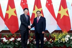 Le Premier ministre Pham Minh Chinh (droite) et son homologue singapourien Lawrence Wong. Photo: VNA
