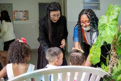 L'épouse du Premier ministre vietnamien, Mme Lê Thi Bich Trân, visite le centre social Dona Meca. Photo: VNA
