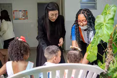 L'épouse du Premier ministre vietnamien, Mme Lê Thi Bich Trân, visite le centre social Dona Meca. Photo: VNA