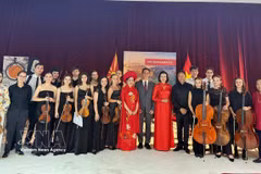 L'ambassadrice du Vietnam en Bulgarie et en Macédoine du Nord, Nguyen Thi Minh Nguyet (6e, droite) et des membres de l'orchestre. Photo: VNA