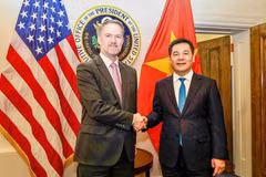 Le ministre vietnamien de l’Industrie et du Commerce, Nguyen Hong Dien (droite), et le représentant américain au Commerce, Jamieson Greer. Photo: VNA