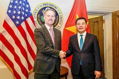 Le ministre vietnamien de l’Industrie et du Commerce, Nguyen Hong Dien (droite), et le représentant américain au Commerce, Jamieson Greer. Photo: VNA
