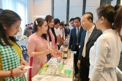 Des entreprises échangent lors de la Conférence d'échanges commerciaux Vietnam-Cambodge, le 28 août, au Cambodge. Photo : Agence de la promotion du commerce