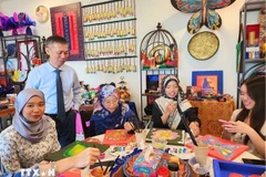 Des étudiants de l'Université nationale de Brunei Darussalam à un atelier de décoration avec des motifs traditionnels vietnamiens et brunéiens. Photo : VNA