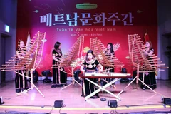 Un numéro artistique à la cérémonie d'ouverture de la Semaine culturelle vietnamienne à Pyeongtaek. Photo: VNA