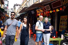 Des touristes étrangers visitent des rues de Hanoï. Photo: VNA