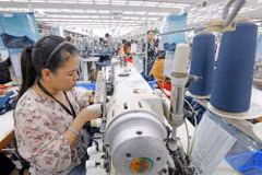 Les exportations de vêtements contribuent de manière significative aux exportations nationales. Photo : VNA