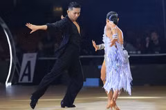 Performance de Phan Hien et Thu Huong en samba. Photo : nhandan.vn