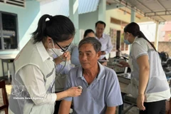 Une équipe de santé de la commune de Dat Do effectue des consultations médicales à domicile pour les habitants. Photo : VNA.