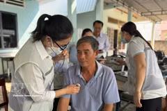 Une équipe de santé de la commune de Dat Do effectue des consultations médicales à domicile pour les habitants. Photo : VNA.