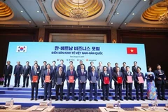 Le secrétaire général du Parti communiste du Vietnam (PCV), Tô Lâm, et le Premier ministre sud-coréen, Kim Min Seok, assistent à la cérémonie d’échange de nombreux documents de coopération. Photo: VNA