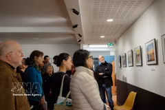 Des visiteurs contemplent les photos exposées. Photo: VNA