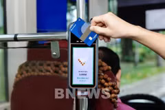 Les usagers pourront désormais utiliser leur carte ATM domestique NAPAS sans contact, émise par 28 banques, pour régler leurs trajets en la présentant simplement aux dispositifs installés dans les véhicules. Photo: VNA