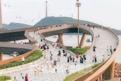 Des touristes visitent Câu Hôn, dans la zone économique spéciale de Phu Quô. Photo : VNA