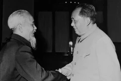 Entre 1945 et 1954, la diplomatie vietnamienne intensifie sa lutte politique et juridique, obtenant le soutien international et établissant des relations avec dix pays du bloc socialiste. Dans la photo, le Président Hô Chi Minh (à gauche) et le Président chinois Mao Zedong à Pékin en 1960. Photo : VNA