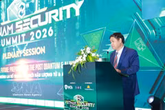 Le général de brigade Nguyen Tung Hung, commandant adjoint du Commandement des opérations dans le cyberespace au ministère de la Défense, s'exprime lors de la session plénière du sommet «Vietnam Security Summit 2026». Photo: VNA