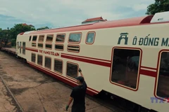 Le "Hanoi Train" comprend dix voitures à deux étages, dont cinq décorées selon cinq thèmes inspirés des portes historiques de la capitale. 